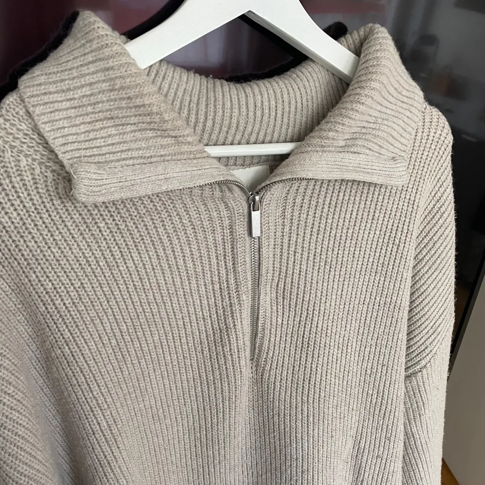 Beige stickad tröja med kort slits i sidan, från H&M. Tecken på användning, men fortfarande i bra skick. . Stickat.