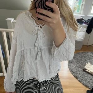 Vit blus från Mango  - Gullig blus med små prickar och två snören 💕🙌🏻 den är skrynklig men inget som ett strykjärn inte kan lösa 😅