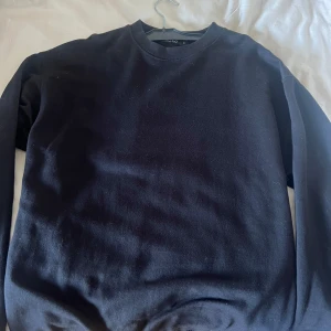 Basic sweater svart  - Mycket bra skick  Väldigt skön 