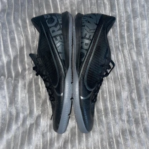 Nike Mercurial  - Inomhus fotbollsskor i storlek 45.5. Nästan aldrig använda och i nyskick.