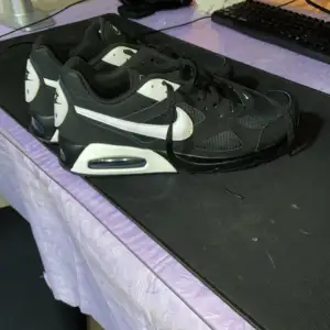 Helt ny air Max. Har inte använt dem en ända gången. Fick dem som prisent men dem va för stora. Går att byta mot något som är värt. Priset kan diskuteras  dem är i stl 45 fast känns som 43