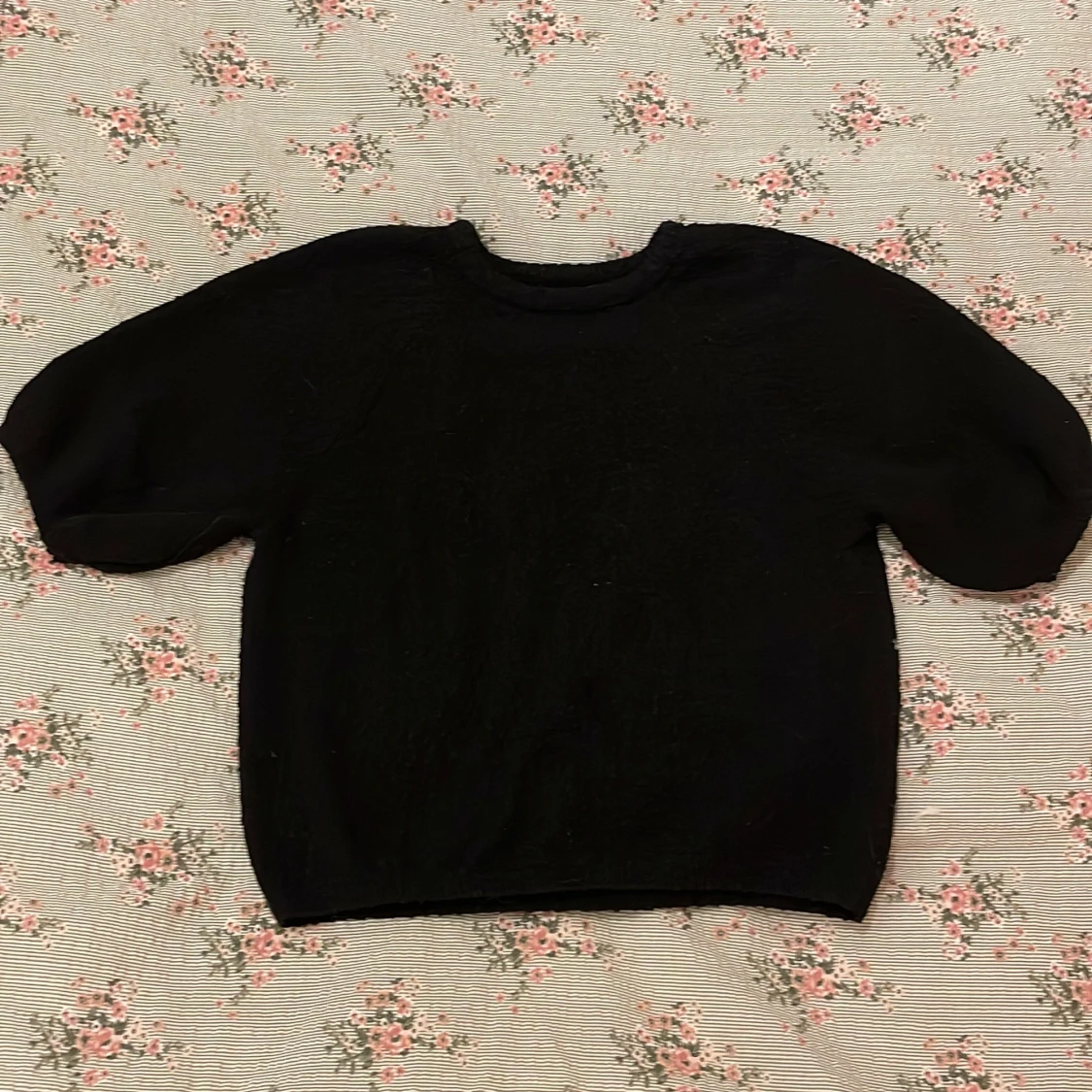 Säljer denna fina svarta tröja för att den är för liten för mig nu,kan diskutera pris🩷