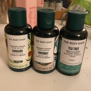 The body shop en ,Tea tree,en shower cream av cocosnöt,och en till shower cream i avokado alla är veganska för utom ,Tea tree 🩷 - Använder inte har inte använt heller” OANVÄN ”  går bra att använda och i bra skick 