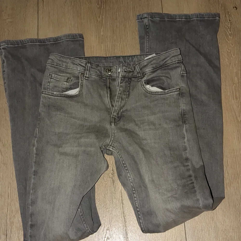  Grå Jeans. Storlek 158 i midjan ganska smal. . Jeans & Byxor.