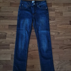 Mörkblå Jeans - Säljer ett par mörkblå jeans från 157 i storlek 30/32. De har en slim fit och är perfekta för både vardag och fest. Jeansen har klassisk femficksdesign och en knappgylf. Materialet är slitstarkt och bekvämt, vilket gör dem till ett bra val för alla tillfällen.