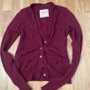 Söt stickad kofta med rosetter - Så gullig vinröd kofta fråm abercrombie & fitch perfekt nu till hösten 💕