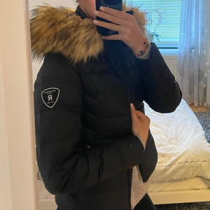 Svart jacka med päls från Rockandblue - Säljer en svart vinter jacka från Rockandblue i mycket bra skick. Jackans päls är i gott skick och ser fortfarande fin och fluffig ut! Denna jackan är perfekt för kalla vinterdagar då den håller värmen fullt ut. Priset går att diskutera