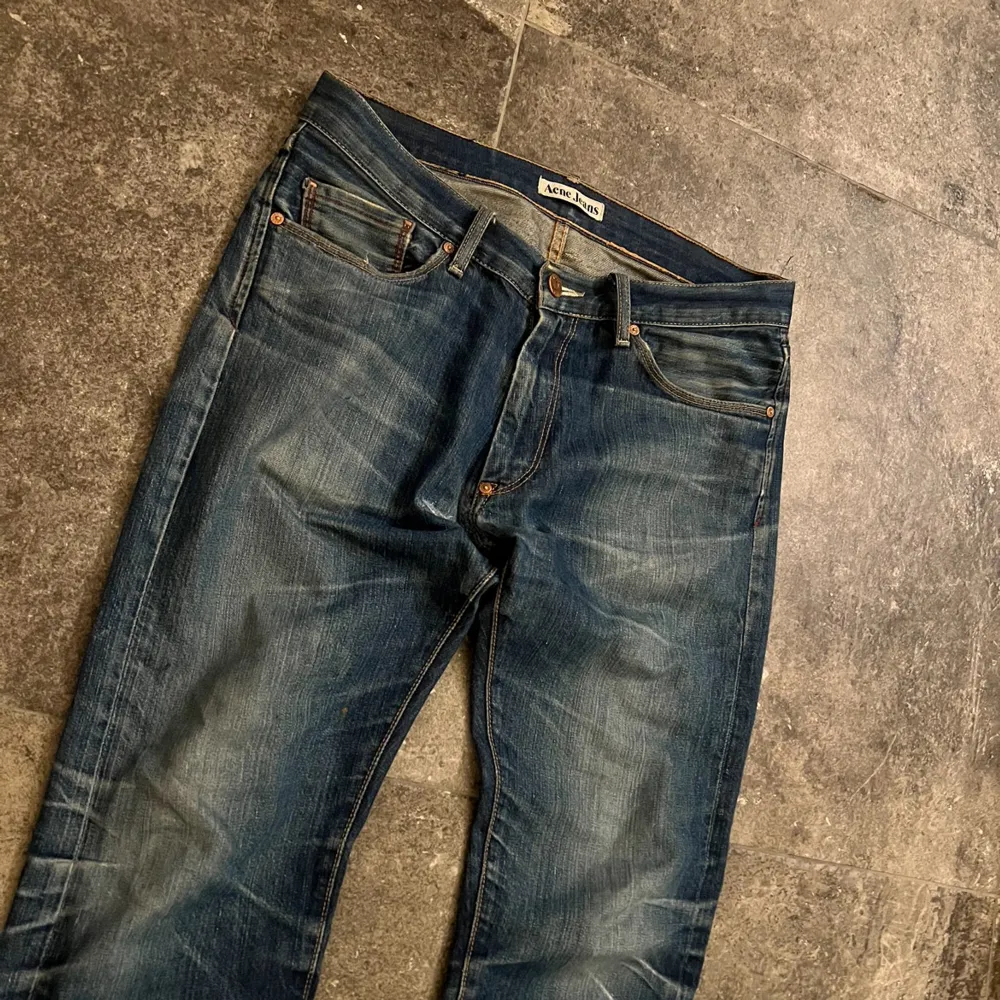 Lätt det fetaste paret raw denim jag sätt😻 Jeans från acne studios med sjukaste washen som går😵‍💫 Sitter slim/straight - 31/32💯💯 Kommer direkt från min personal collection - Skriv till mig ifall ni har fler frågor❤️🙌. Jeans & Byxor.