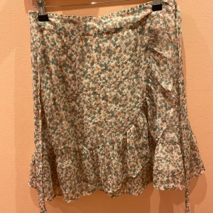 Ny höst/sommar kjol💗 - Helt ny kjol från vero moda, säljer då den aldrig kom till användning och inte passar mig längre. Super snygg att ha nu på hösten då den är lite mer neutral  samtidigt som den ger en varm vibe. Para den med en tjocktröja o stövlar, tänk va snyggt💗