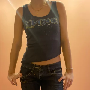 DKNY linne - Supercoolt linne, från dkny, mjukt material, sparsamt använd💗Säljef pga att den sitter lite löst på mig. 