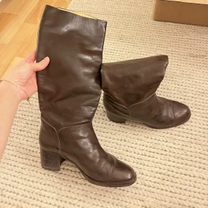 Höga boots - Säljer ett par jätte fina höga boots i brunt läder. Hör av er för fler bilder💕