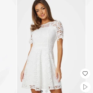 Studentklänning i nyskick (S) - Min fina studentklänning i nyskick 🌼 Klänningen är i storlek 36 🎀 Den har enbart används en gång och det var under mottagningen så den är därför precis som ny ✨Nypris 999 kr! Om fler foton önskas så går det bra 💕