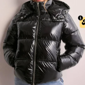 Vinterjacka  - Säljer min fina jacka från Nelly eftersom jag har en ny vinterjacka. Köptes förra året och användes hyfsat ofta men har inga skador eller liknande💕