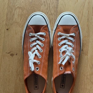 Mocka converse - Ett par helt oanvända läder mocka converse. 