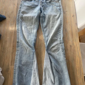 Levis lågmidjade jeans - Lågmidjade Levis jeans. Sydd till bootcut. Står inte storlek men den är en 26-27 skulle jag säga 