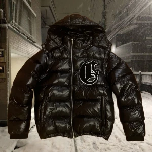 CORVIDAE V1 JACKET -  Corvidae V1 Pufferjacket. Nypris på en sånhär ligger runt 2k, men V1 säljs inte längre. Använd en vinter men i utmärkt skick Det går även att ta bort armarna och luvan. Size S men kan även passa M Pris kan diskuteras. Osäkert om jag säljer. Bud 1200