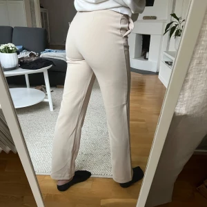 Beige kostymbyxor - Snygga beige kostymbyxor i mycket bra skick. De är medelhög midja med en straight passform som ger en stilren look. Perfekta för både vardag och fest. Använda ett fåtal ggr!😊
