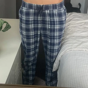 pyjamas byxor  - Rutiga pyjamas byxor från kappahl, säljer eftersom de har blivit för korta för mig.