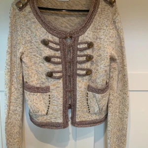 Kofta från Valerie stl 36 - Fin kofta från designern Valerie, fina detaljer och härligt material i bomull, metallic tråd. Passar både till jeans , byxor eller över en klänning , kan användas både till jobb och fest 