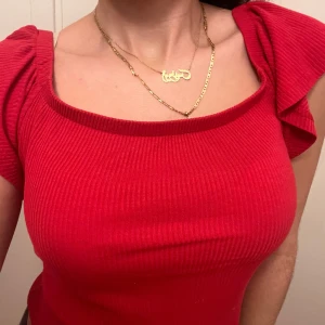 Röd blus från Mango - Jättefin röd off shoulder blus från Mango, varsamt använd, nästan nyskick