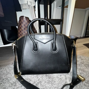 Märkes väska  - Använd få gånger. Nyskick, rymlig väska för jobb och skola. Pris kan diskuteras 