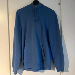 Blå Hoodie fårn h&m Köpt för 200kr Säljs för 100kr Använd fåtal gånger