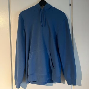 Hoodie blå - Blå Hoodie fårn h&m Köpt för 200kr Säljs för 100kr Använd fåtal gånger