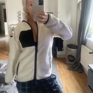 Teddy jacka  - Teddy jacka från Lager 157, barnavdelningen i storlek 160. Jag är 163 och har vanligen xs/s i jackor. Den är lite längre där bak (se bild, fläcken är på spegeln)Högt pris då jag har en hög efterfrågan på den! 