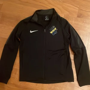 AIK träningströja - Knappt använd alltså bra skick. Bra kvalite och en fin tröja.
