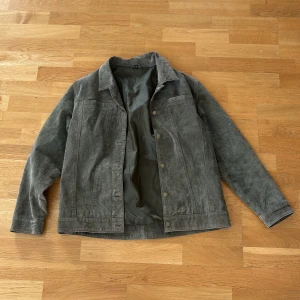 Olivgrön mockajacka - Olivgrön jacka i mocka. Perfekt för våren och sommaren. Kan behöva rengöring men är annars i väldigt bra skick.