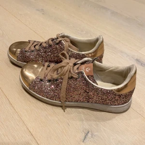 Glittriga sneakers  - Rosa/champagne färgade sneakers från Victoria.