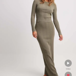 Grönt sett  - Strl S i topp  Strl M i kjol 