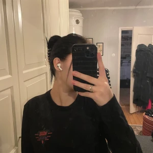 Svart långärmad tröja från Vans - Säljer en svart långärmad tröja från Vans i storlek medium. Den har en cool logga på bröstet och ryggen i rött och blått. Perfekt för vardagsbruk eller gym. Tröjan är i bra skick och superbekväm!