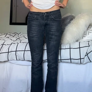Super snygga jeans!! - Super snygga jeans, lågmidjade och bra skick men något slitna längst ner 💕💕   Midjemått- 34  Innerbenslängd- 75  Bara att skriva vid frågor💕