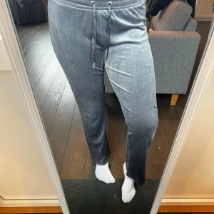 Grå mjukisbyxor från Gina Tricot - Superbekväma grå mjukisbyxor från Gina Tricot i storlek M. De har en elastisk midja med snörning för perfekt passform. Perfekta för mysiga dagar hemma eller en avslappnad dag ute. Materialet är mjukt och skönt mot huden. Knappt använda🌸