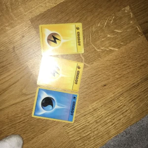 3 base set energy kort. - 3st base set energi kort i bra skick.