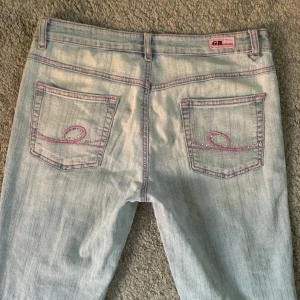 Ljusblå jeans från GR Collection - Säljer ett par ljusblå jeans från GR Collection i bra skick. Jeansen är raka och har en normal passform. 💞💞