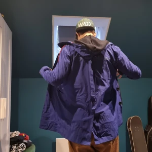 Blå regnjacka - Storlek S, fett cool, sitter tyo skinny runt kroppen så den är ganska varm vilket är skönt. Bra vattentät. Säljer för att den är lite liten. Pruta på bara.