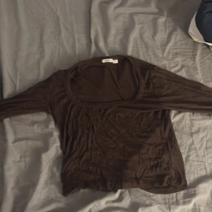 Brun cutiii topp (långärmad) - Har haft i gaderoebn använt sne max 3 gånger men ja tror nån annan kan få den. Den är strsii och tahgt 
