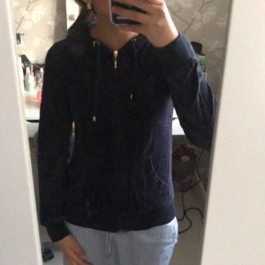 Zip Up Hoodie - Säljer en marinblå zip up hoodie från Cubus i strl. XS. Sista gången den användes var 2019 och har de senaste åren bara legat i garderoben. Mycket gott skick!