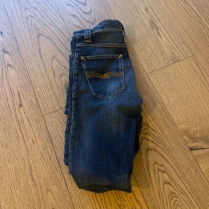 Nudie Jeans - Hej! Jag säljer mina Nudie jeans som är i modellen Grim Tim. Dom borde passa om du är runt 168-170. Skicket är mycket bra. Mvh Theo.