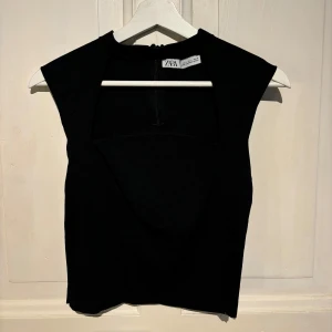 Festtopp från zara - Jättesnygg men för stor tyvärr; köparen står för frakten 🖤