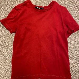 Röd T-shirt - Inte använd så mycket