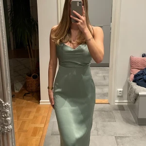 Satin klänning  - Säljer denna jätte fina satin klänningen från Vila då den var lite för tight och är därför aldrig använd. Skriv vid frågor eller fler bilder! ☘️🙌🏼💗