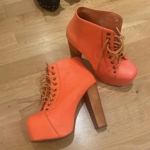 Högklackad sko jeffrey campbell - Högklackad sko i väldigt bra begangnat skick. 