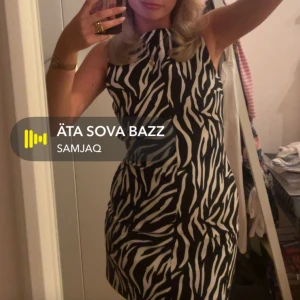 Zebraklänning - Världens snyggaste älskar denna klänning men har inte så mycket användning av den längre!😍