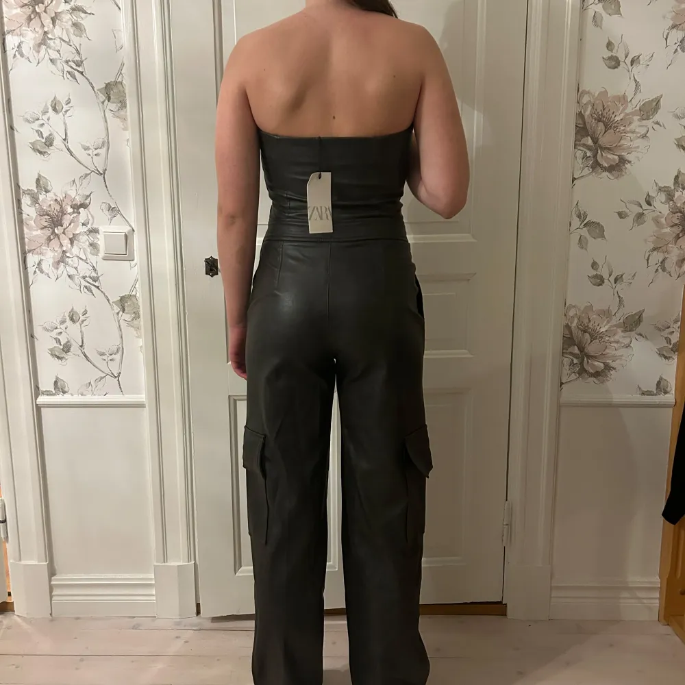 Jättesnygg jumpsuit i skinn, prislappen är kvar och den är aldrig använd. Den är bekväm med stretchigt material.. Övrigt.