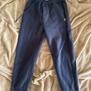Ralph Lauren Byxor - Säljer billigt pga hål som syns på bild. Annars e de inget fel på den. Storlek S men passar Xs. Fraktar men kan även mötas i malmö 🤝 DM för mer info