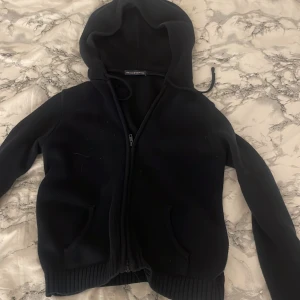 Stickad zip hoddie  - Jätte fin stickad zip hoddie från brandy melville den ör one size men jag skulle säga att den ör typ s