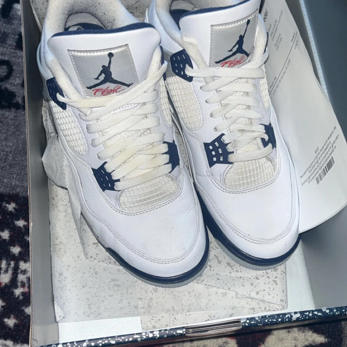 Nike Air Jordans i vitt och blått